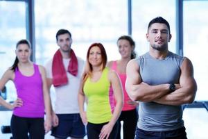 grupo de personas haciendo ejercicio en el gimnasio foto