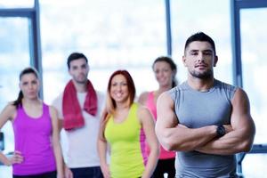 grupo de personas haciendo ejercicio en el gimnasio foto