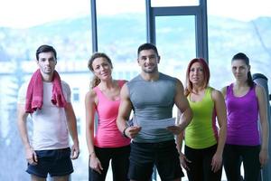 grupo de personas haciendo ejercicio en el gimnasio foto