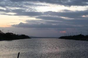 hermoso lago en la tarde foto