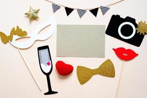 lindos accesorios de fiesta y tarjeta en blanco sobre fondo colorido, celebración de fiesta de feliz año nuevo y concepto de vacaciones foto
