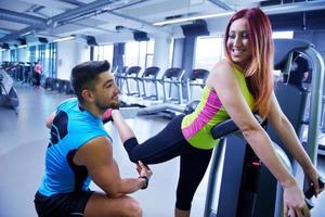 mujer haciendo ejercicio con su entrenador personal foto