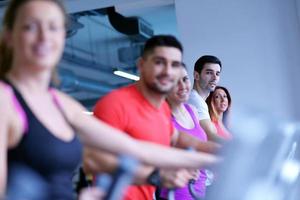 grupo de personas corriendo en cintas de correr foto