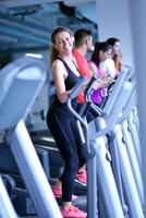 mujer haciendo ejercicio en cinta de correr en el gimnasio foto