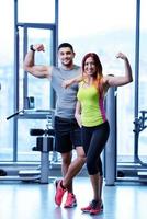 pareja en el gimnasio foto