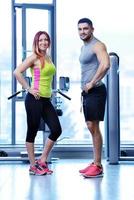 pareja en el gimnasio foto