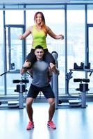 pareja en el gimnasio foto