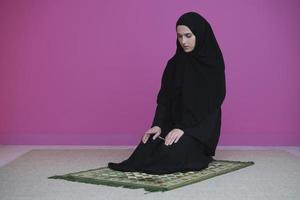 mujer musulmana en namaz rezando a allah foto