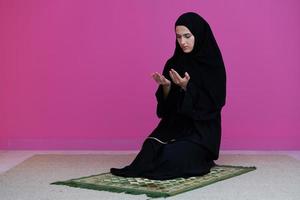 mujer musulmana namaz orando a allah foto