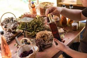 botella de poción en mano de herbolario foto