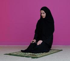 mujer musulmana namaz orando a allah foto