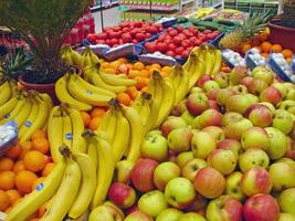 frutas en supermercado foto