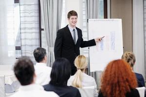 joven hombre de negocios dando una presentación en la conferencia foto