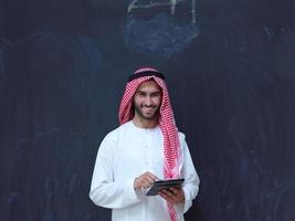 joven hombre de negocios musulmán árabe que usa una tableta foto