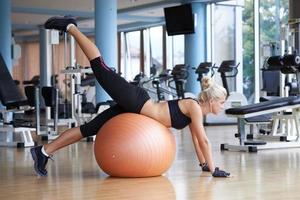 haciendo ejercicio en el gimnasio foto