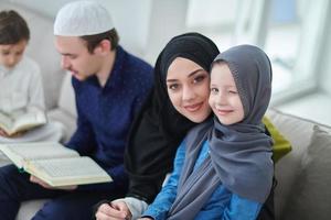 joven familia musulmana leyendo el corán durante el ramadán foto