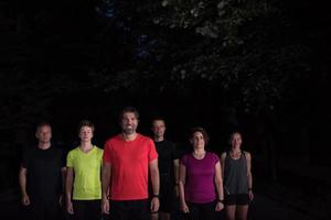 equipo de corredores en el entrenamiento nocturno foto