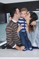 familia joven feliz divertirse en casa foto