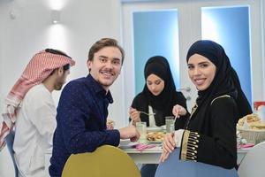 familia musulmana teniendo iftar juntos durante el ramadán. foto