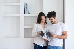 pareja joven relajada en la escalera de casa foto