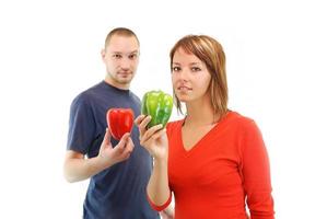 pareja feliz con pimientos aislado foto