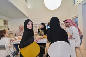 familia musulmana teniendo iftar juntos durante el ramadán. foto