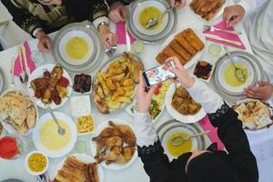 vista superior de la familia musulmana que tiene iftar durante el mes sagrado del ramadán foto