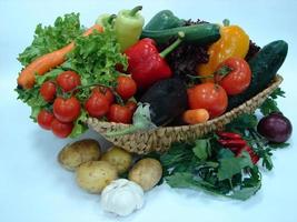 verduras frescas en la canasta foto