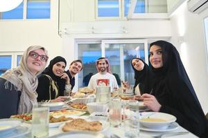 familia musulmana teniendo iftar juntos durante el ramadán. foto