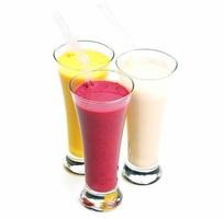 bebida de batido de frutas frescas foto