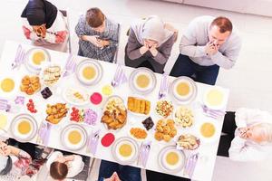 vista superior de la familia musulmana moderna que tiene una fiesta de ramadán foto