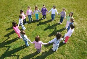 los niños en edad preescolar al aire libre se divierten foto