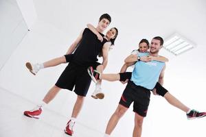 grupo de jóvenes en el gimnasio foto