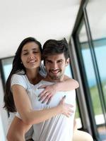 pareja joven relajada en casa foto