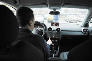 hombre usando la navegación del coche foto