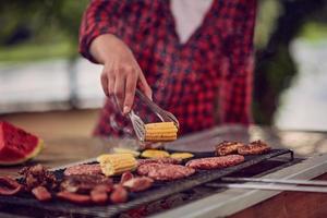 hombre cocinando comida sabrosa para la cena francesa foto