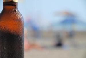 cerveza fría en la playa foto