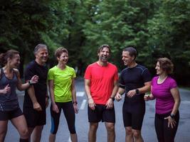 retrato del equipo de corredores en el entrenamiento matutino foto