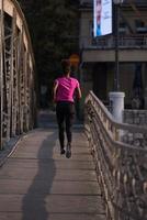 mujer afroamericana corriendo por el puente foto