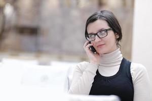 mujer joven hablando por teléfono foto