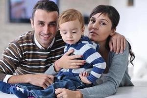 familia joven feliz divertirse en casa foto