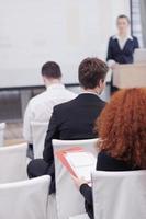 mujer de negocios dando presentación foto