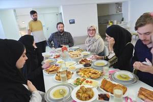 familia musulmana teniendo iftar juntos durante el ramadán. foto