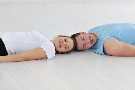 feliz pareja joven entrenamiento físico y diversión foto