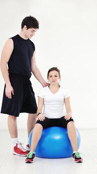 feliz pareja joven entrenamiento físico y diversión foto