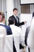 joven hombre de negocios dando una presentación en la conferencia foto