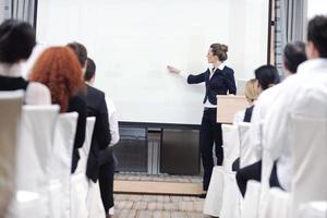 mujer de negocios dando presentación foto