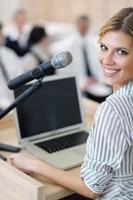 mujer de negocios dando presentación foto