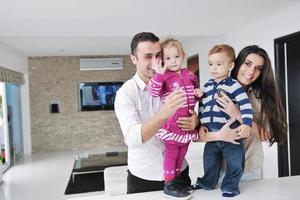 familia joven feliz divertirse en casa foto