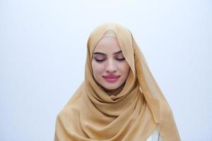 retrato de una hermosa mujer musulmana aislada en blanco foto